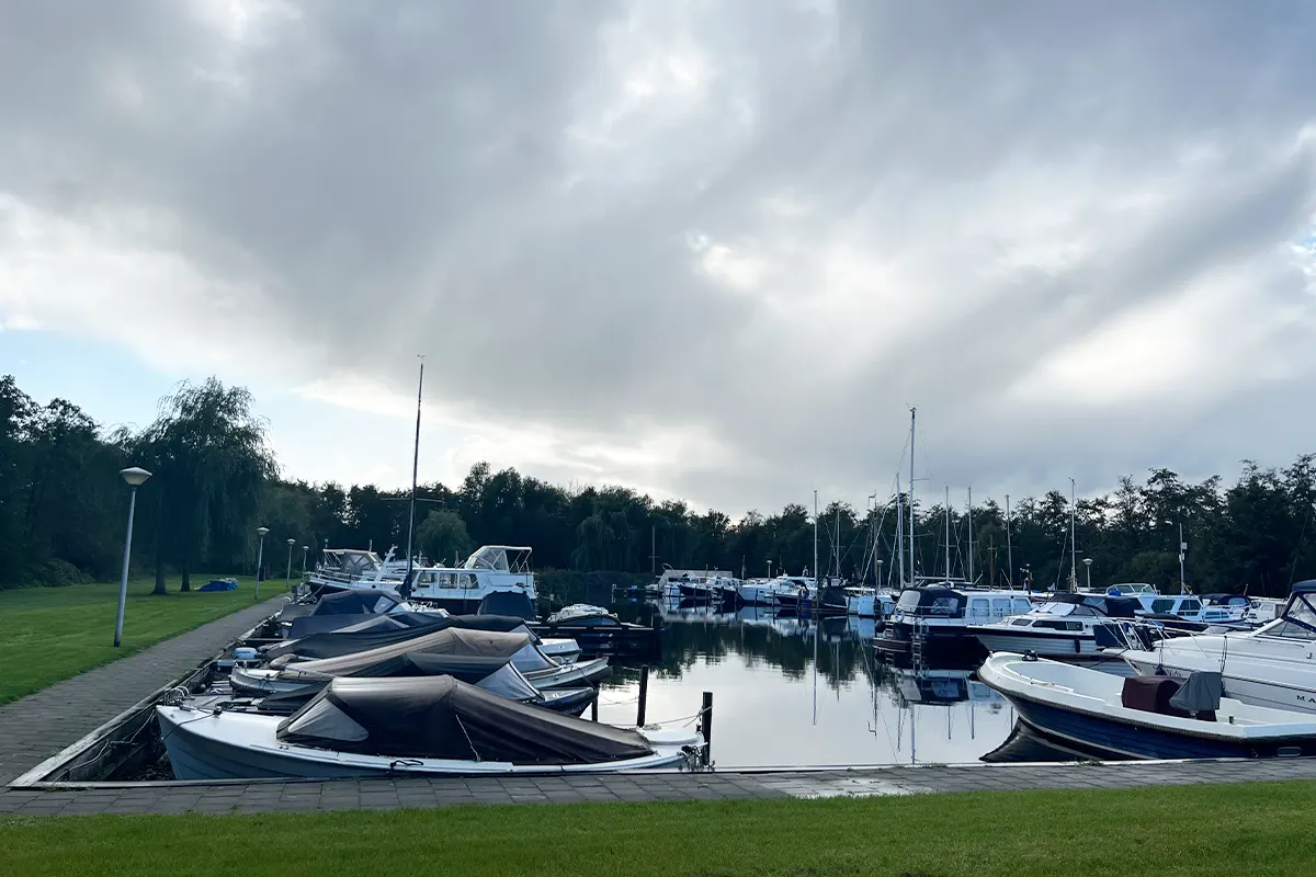 Werkzaamheden bij nieuwbouw clubhuis in Loosdrecht.